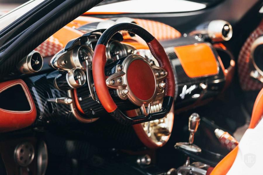 Интерьер Pagani Huayra Lampo 2017 года  (фото 57 из 60)